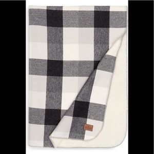Reversible Plaid & Faux Shearling Throw 
PENDLETON NEW